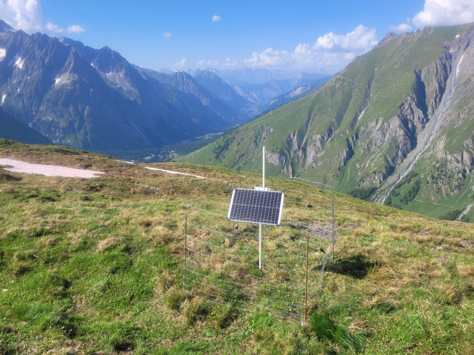 Gateway LoRa écho installée sur un mât en alpage